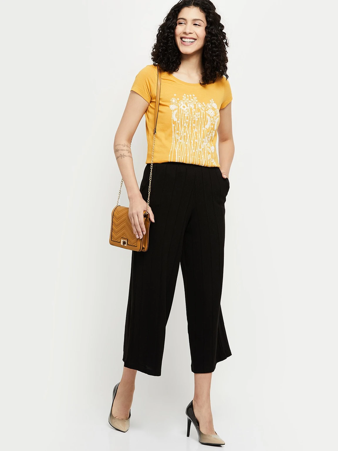 xl-su22ccp06gold-max-original-imagczp8hwq74epa-bb.webp Women Printed Round Neck Pure Cotton Gold T-Shirt - Image 1